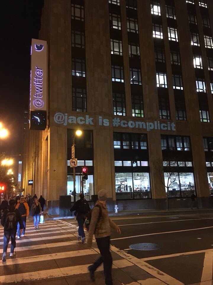 Como respuesta, el grupo Resistance SF proyectó en la fachada de la sede de Twitter en San Francisco varias consignas arremetiendo contra los responsables de la compañía tecnológica por no tomar medidas contra el perfil de Trump. (foto twitter)