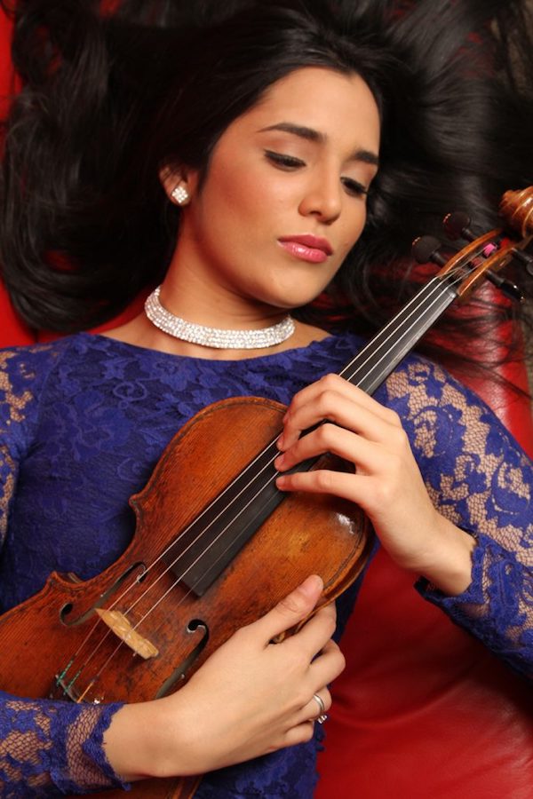 La violinista dominicana Aisha Syed