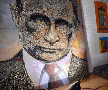 Un retrato del presidente ruso, Vlad&iacute;mir Putin, elaborado con 5.000 casquillos de bala. (foto twitter)