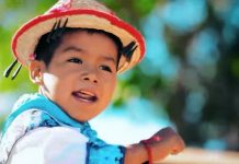 Yuawi, un niño indígena de 9 años que desea consagrarse como cantante siguiendo los pasos de su ídolo Vicente Fernández. (foto twitter)