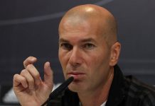 Zinedine Zidane, durante la rueda de prensa posterior al entrenamiento que el equipo merengue realizó hoy en la ciudad deportiva de Valdebebas de cara al partido que disputarán mañana contra el Villarreal en el estadio Santiago Bernabéu.