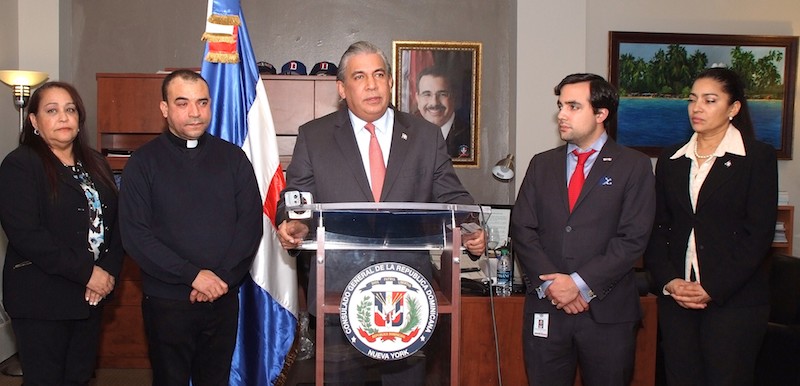 El cónsul Carlos A. Castillo invita a los dominicanos a la misa en honor a la Virgen de La Altagracia. Le acompañan los vicecónsules Eduardo Hernández y Sobeira Duran; el sacerdote José Amable Taveras y Ángela López, del Comité Arquidiocesano de Nueva York.