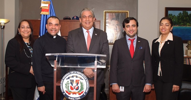El cónsul Carlos A. Castillo invita a los dominicanos a la misa en honor a la Virgen de La Altagracia. Le acompañan los vicecónsules Eduardo Hernández y Sobeira Duran; el sacerdote José Amable Taveras y Ángela López, del Comité Arquidiocesano de Nueva York.