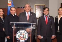 El cónsul Carlos A. Castillo invita a los dominicanos a la misa en honor a la Virgen de La Altagracia. Le acompañan los vicecónsules Eduardo Hernández y Sobeira Duran; el sacerdote José Amable Taveras y Ángela López, del Comité Arquidiocesano de Nueva York.