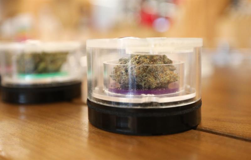 Productos de cannabis se exhiben en latas selladas en el dispensario MedMen para la compra de marihuana recreativa