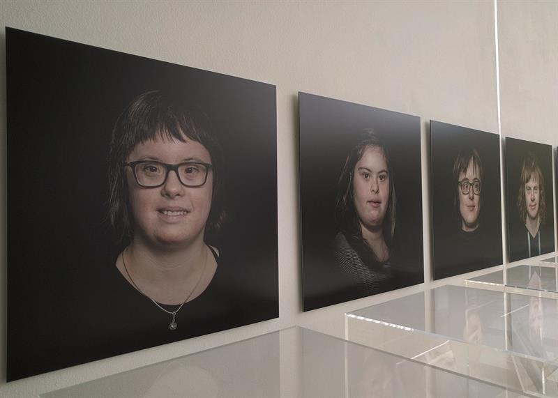 La obra de Vincent Burmeister, una de las más de cien expresiones artísticas que se presentan en la exposición "Touchdown", donde se explora el pasado, el presente y el futuro de las personas con síndrome de Down y donde éste es el hilo conductor de la exposición que se inaugura hoy en el Museo Paul Klee de Berna.