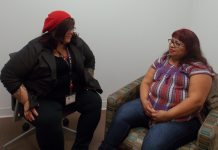 Fanny Ortiz (derecha), quien abandonó un matrimonio abusivo hace una década, se encuentra cada semana con la terapeuta Brittany Martínez en el Centro para Mujeres del Este de Los Ángeles. La oficina está ubicada en el campus de Los Ángeles-USC Medical Center. (Anna Gorman/KHN)
