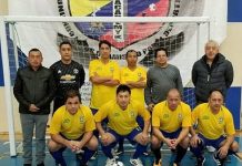 Dirigentes y jugadores del sexteto El Vecino que están en plena pelea por un cupo a la Liguilla categoría 50, en la  Cristo del Consuelo Soccer League. (Foto Cortesía: CrisConSoLe)  