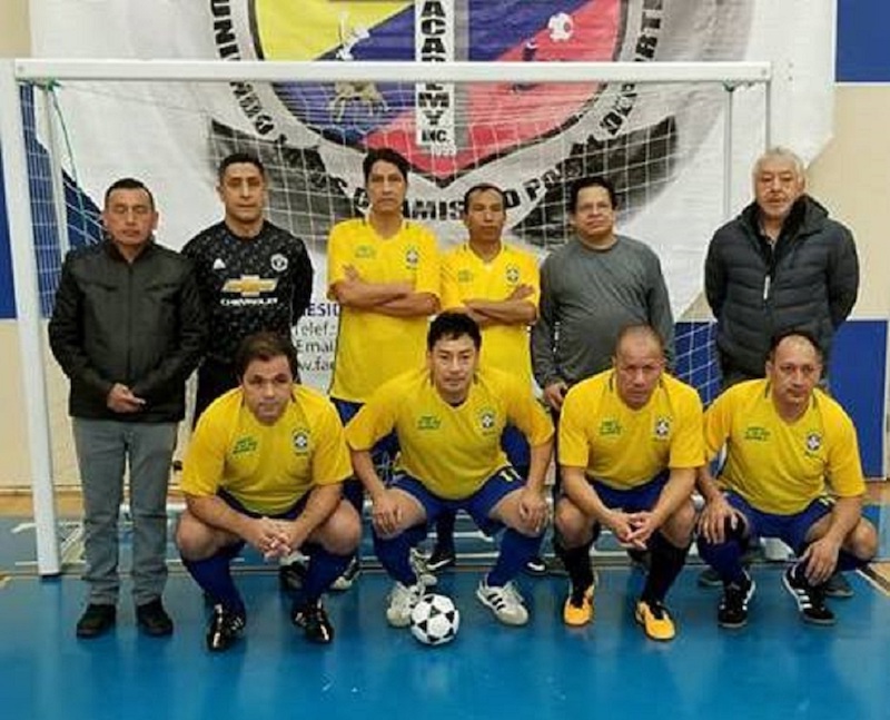 Dirigentes y jugadores del sexteto El Vecino que est&aacute;n en plena pelea por un cupo a la Liguilla categor&iacute;a 50, en la&nbsp; Cristo del Consuelo Soccer League. (Foto Cortes&iacute;a: CrisConSoLe)&nbsp;&nbsp;