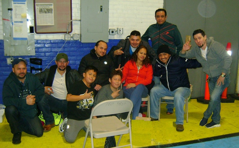 As&iacute; fue como dirigentes y jugadores en la Fair Play Soccer League/Liga Juego Limpio, celebraron por adelantado el D&iacute;a de San Valentin. Entre ellos, Ivan Mendoza, presidente de la Liga; Omar Azmitig, colegiado y experimentado arbitro a nivel tri-estatal; Ang&eacute;lica Euceda, madrina de los equipos Catrachos F.C. y&nbsp;Fort Hamilton F.C.;&nbsp;Mynor Portillo y Timoteo Rojas, manager del Brooklyn Jr. S.C., entre otros. (Foto: Buki Chapin)