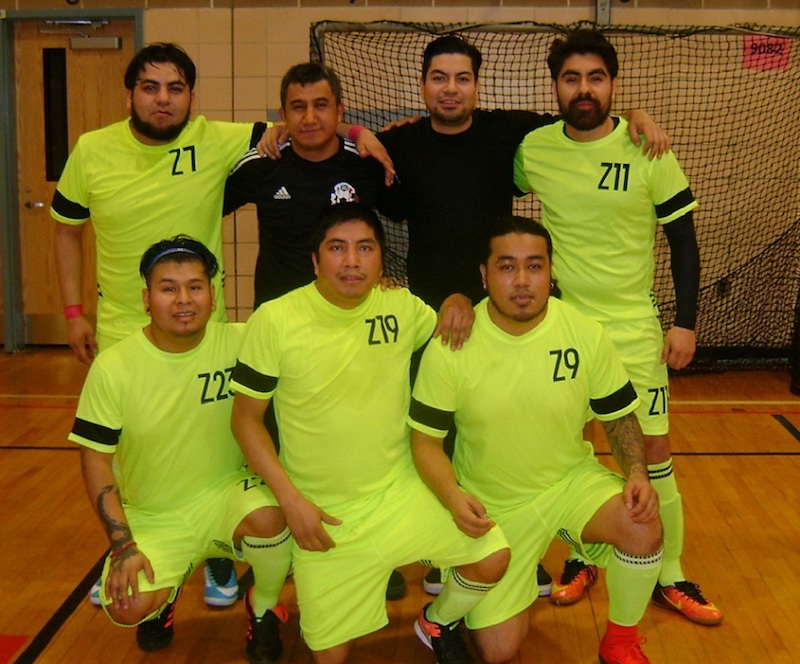 Integrantes de los Zombies que luego de haberse enfrascado en disputado partido con el Deportivo Cosmos terminaron compartiendo honores, en el campeonato dominical en la Liga Mexicana Diaz de Indoor F&uacute;tbol, en Queens. (Foto: Buki Chapin)&nbsp;&nbsp;