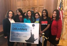 LOS ‘DREAMERS’ con la asambleísta Carmen de la Rosa, en una lucha conjunta por un derecho humano: la educación. Ellos tienen en ella una fulgurante defensora de sus derechos, que ha sido capaz de llevar el ‘Dream Act’ a un paso adelante. Foto cortesía Orlando Ovalles.