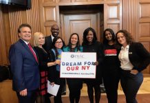 LOS ‘DREAMERS’ con la asambleísta Carmen de la Rosa, en una lucha conjunta por un derecho humano: la educación. Ellos tienen en ella una fulgurante defensora de sus derechos, que ha sido capaz de llevar el ‘Dream Act’ a un paso adelante. Foto cortesía Orlando Ovalles.