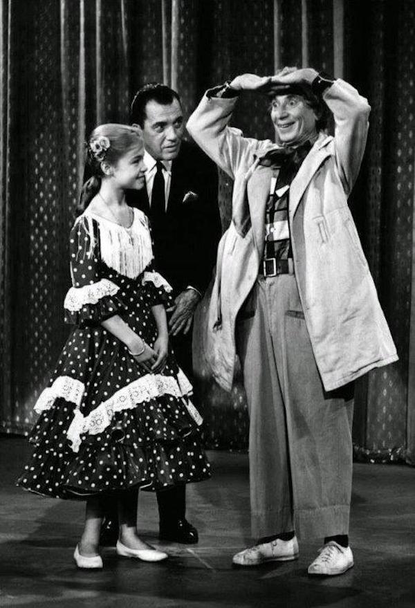 Marisol en The Ed Sullivan Show, junto a su conductor y el c&oacute;mico Harpo Marx en 1961