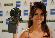 Penelope Cruz con su Premio Go ya, por su labor en Volver
