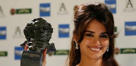 Penelope Cruz con su Premio Go ya, por su labor en Volver