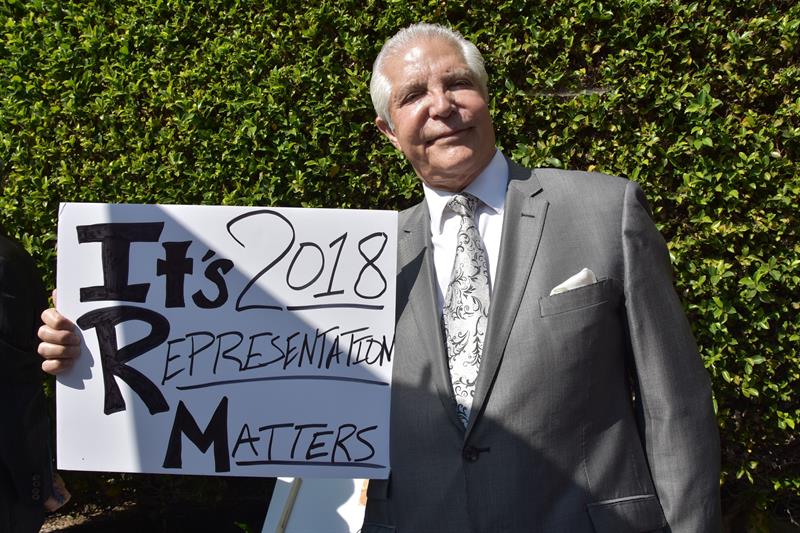 El presidente de la Coalici&oacute;n Nacional de Medios Hispanos (NHMC), Alex Nogales, sostiene una pancarta en la que se lee: "Es 2018. La representaci&oacute;n cuenta".