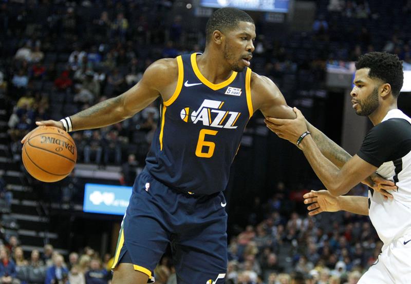  Andrew Harrison (d) de Memphis Grizzlies disputa el bal&oacute;n con Joe Johnson (i) de Utah Jazz.