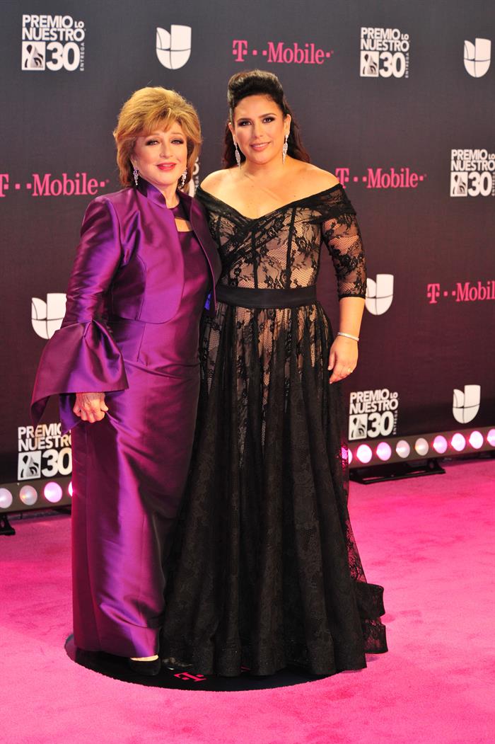 La actriz méxico-estadounidense Angélica María (i) y su hija la actriz Angélica Vale (d) posan a su llegada a la alfombra de la trigésima edición del Premio Lo Nuestro a la Música Latina