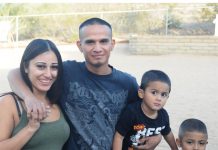 Indocumentado con hijo enfermo de cáncer deja santuario tras permiso de ICE Jesús Berrones posa junto a dos de sus hijos y su esposa Sonia, que está embaraza,