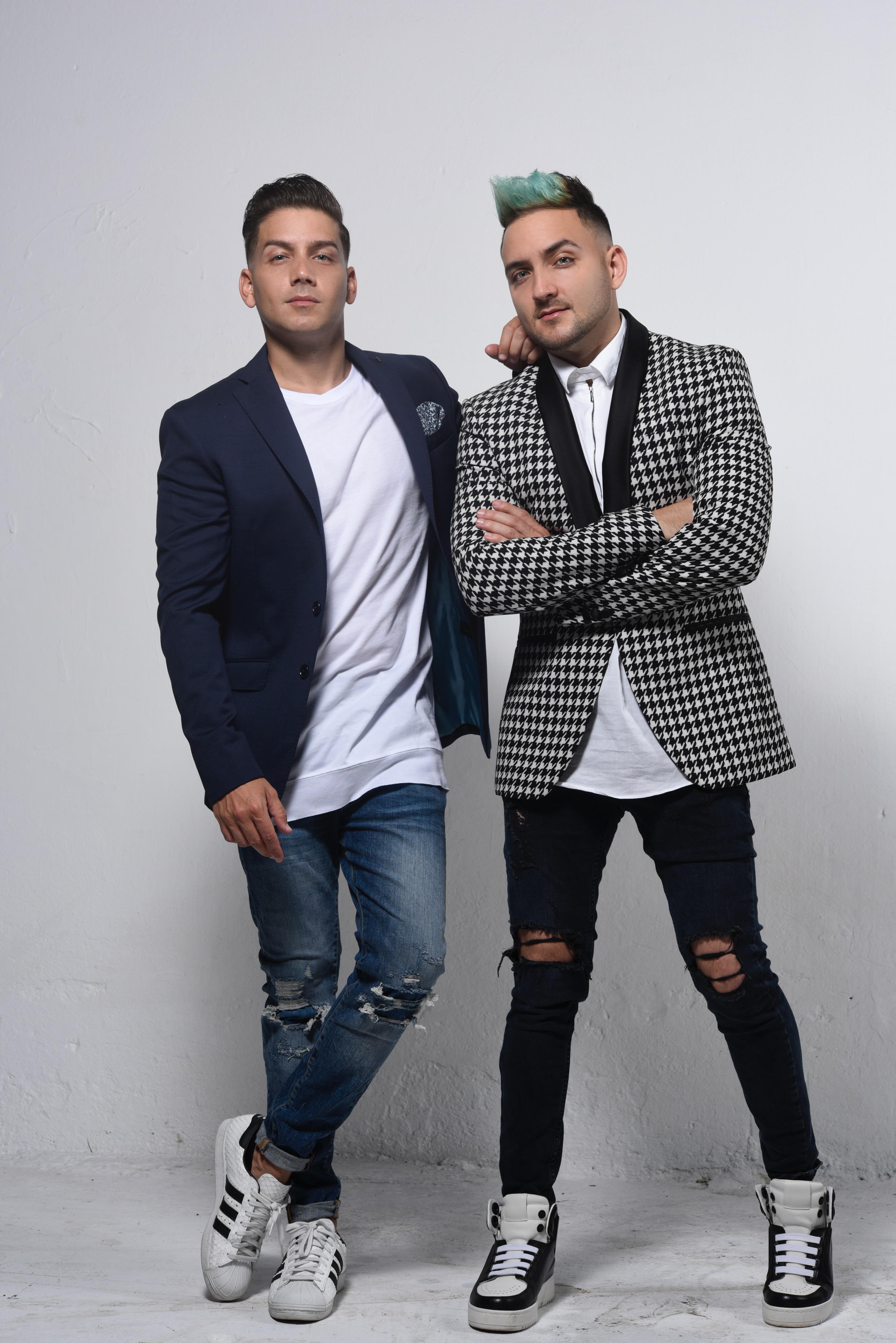 Los hermanos Boni y Kelly tienen mucho talento, pero adem&aacute;s buena suerte. El dueto cubano ha tenido la colaboraci&oacute;n del gran salsero Victor&nbsp;Manuelle&nbsp;en el &uacute;ltimo sencillo &ldquo;Amigos con Derecho&rdquo;