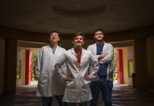 Los doctorandos de bioquímica (i-d) Haixiang Yu, Juan Canoura y Obtim Alkhamis, que participaron en la creación de un dispositivo de detección inmediata de cocaína.