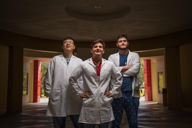 Los doctorandos de bioquímica (i-d) Haixiang Yu, Juan Canoura y Obtim Alkhamis, que participaron en la creación de un dispositivo de detección inmediata de cocaína.