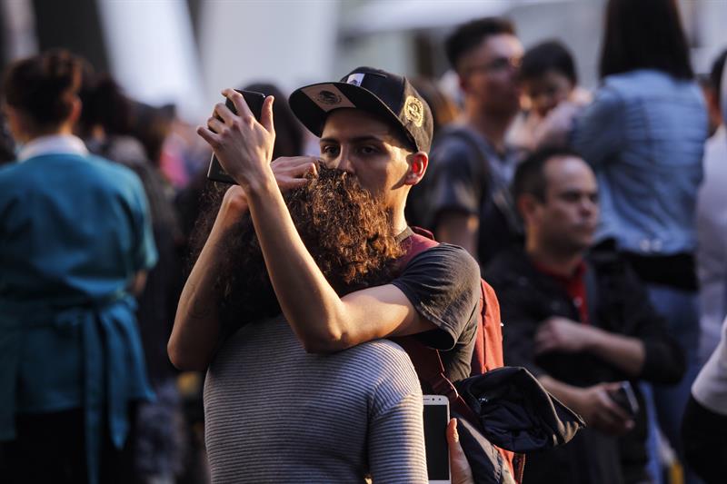 Personas desalojan un centro comercial tras un sismo registrado el pasado viernes 16 de febrero de 2018, en Ciudad de México (México).