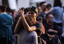 Personas desalojan un centro comercial tras un sismo registrado el pasado viernes 16 de febrero de 2018, en Ciudad de México (México).