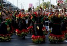 Miembros de una comparsa desfilan durante la Gran Parada de Tradición, segundo gran desfile del Carnaval de Barranquilla.
