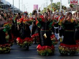 Miembros de una comparsa desfilan durante la Gran Parada de Tradición, segundo gran desfile del Carnaval de Barranquilla.
