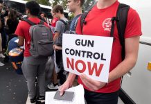 Nueva York y otros estados forman coalición para combatir la violencia armada Estudiantes del instituto Marjory Stoneman Douglas reparten carteles.
