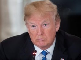 Donald Trump adelantó hoy que va a aplicar "un impuesto recíproco" a las importaciones de otros países que se "aprovechan" de Estados Unidos, sin ofrecer precisiones y en una nueva muestra de proteccionismo comercial.
