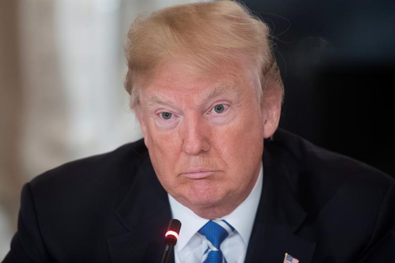 Donald Trump adelantó hoy que va a aplicar "un impuesto recíproco" a las importaciones de otros países que se "aprovechan" de Estados Unidos, sin ofrecer precisiones y en una nueva muestra de proteccionismo comercial.