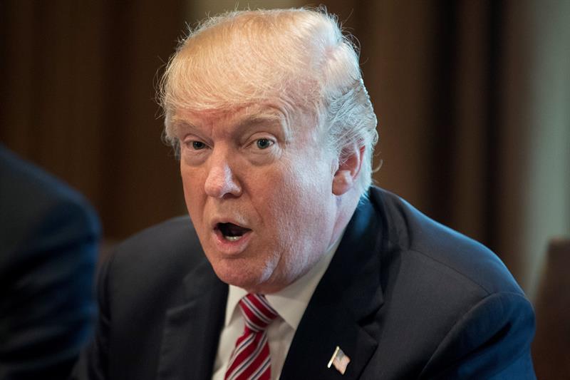 Donald Trump se enroc&oacute; hoy en su postura y urgi&oacute; al Senado a respaldar un proyecto de ley de inmigraci&oacute;n que cumpla sus demandas sobre el muro y la migraci&oacute;n legal. 