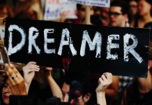 El Senado votó hoy a favor de abrir un debate y evaluar distintas propuestas relacionadas con el futuro de miles de jóvenes indocumentados conocidos como "soñadores"