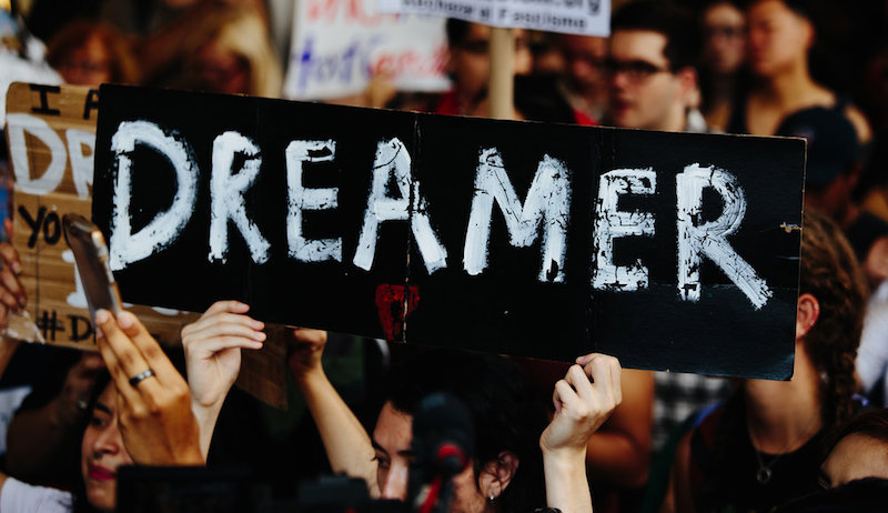 El Senado vot&oacute; hoy a favor de abrir un debate y evaluar distintas propuestas relacionadas con el futuro de miles de j&oacute;venes indocumentados conocidos como "so&ntilde;adores"