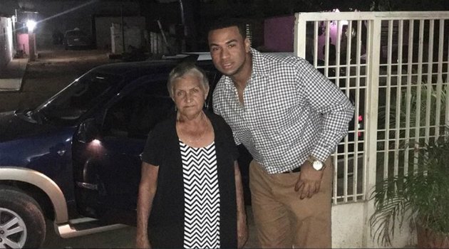 Los cuerpos de seguridad rescataron a la septuagenaria Ana Soto, madre del 'grandesligas' venezolano El&iacute;as D&iacute;az. (foto twitter)