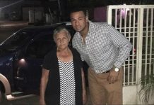 Los cuerpos de seguridad rescataron a la septuagenaria Ana Soto, madre del 'grandesligas' venezolano Elías Díaz. (foto twitter)