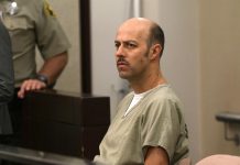 El ex lanzador de la Liga Mayor de Béisbol Esteban Loaiza reacciona mientras es procesado hoy, miércoles 14 de febrero de 2018, en la Corte Superior de California, en Chula Vista (EE.UU.). Loaiza fue arrestado el viernes pasado en posesión de 44 libras de cocaína.