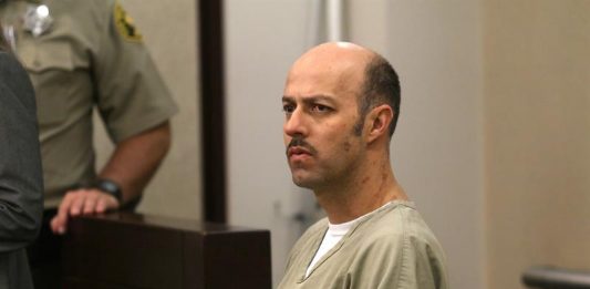 El ex lanzador de la Liga Mayor de Béisbol Esteban Loaiza reacciona mientras es procesado hoy, miércoles 14 de febrero de 2018, en la Corte Superior de California, en Chula Vista (EE.UU.). Loaiza fue arrestado el viernes pasado en posesión de 44 libras de cocaína.