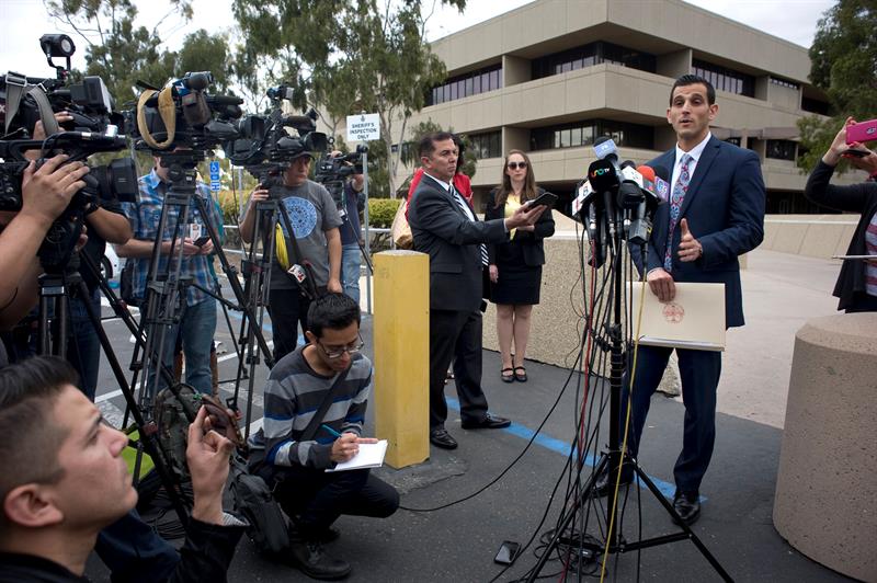 El vicefiscal de distrito, Ryan Karkenny (d), habla con los periodistas tras la comparecencia del ex lanzador de béisbol de las Grandes Ligas, Esteban Loaiza, frente a la Corte Superior de California