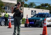 Abuela evita posible tiroteo en una escuela Washington al entregar a su nieto Un nuevo tiroteo ocurrido en una escuela en Estados Unidos, el decimoctavo en lo que va de año en centros educativos del país, en una masacre que se atribuye al exalumno Nikolas Cruz.