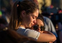 Estudiantes viajan a la capital de Florida para exigir control de armas Miles de personas participan en la vigila en recuerdo de las 17 víctimas mortales de la matanza perpetrada este miércoles por Nikolas Cruz en la escuela secundaria Marjory Stoneman Douglas
