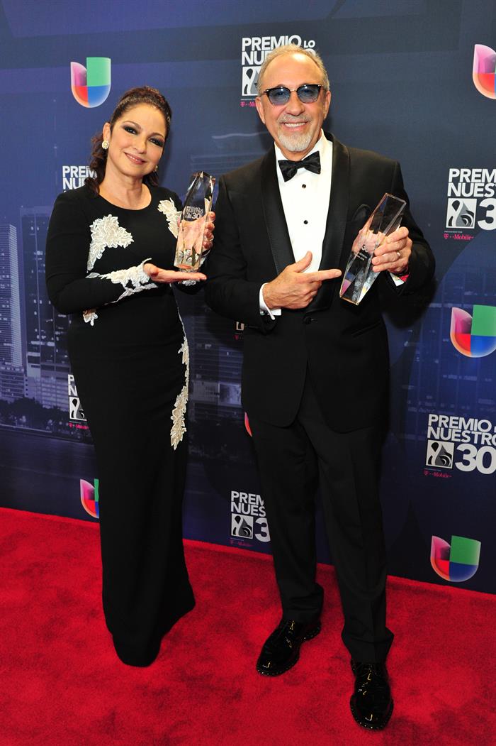 La pareja de artistas cubano-americanos Emilio y Gloria Estefan posan con sus premios en la sala de prensa de la trigésima edición del Premio Lo Nuestro a la Música Latina