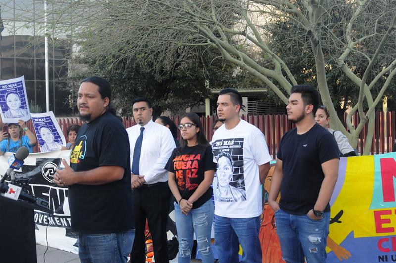 El director de la organización de apoyo a los inmigrantes Puente, Carlos García (i), acompañado de Arón (2d), esposo de la mexicana deportada de Estados Unidos hace un año Guadalupe García, habla durante una concentración.