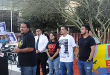 El director de la organización de apoyo a los inmigrantes Puente, Carlos García (i), acompañado de Arón (2d), esposo de la mexicana deportada de Estados Unidos hace un año Guadalupe García, habla durante una concentración.