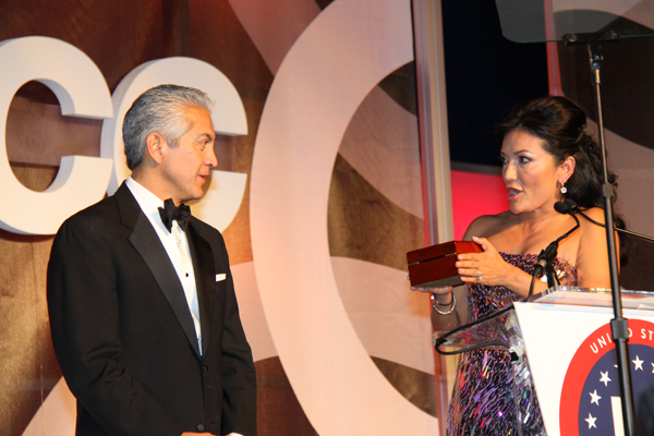 Nina Vaca le obsequi&oacute; a Javier Palomarez un reloj bastante caro p&uacute;blicamente en un evento de la c&aacute;mara, y no explic&oacute; si lo pagaba la USHCC o era algo personal. (Foto Impacto Latino)