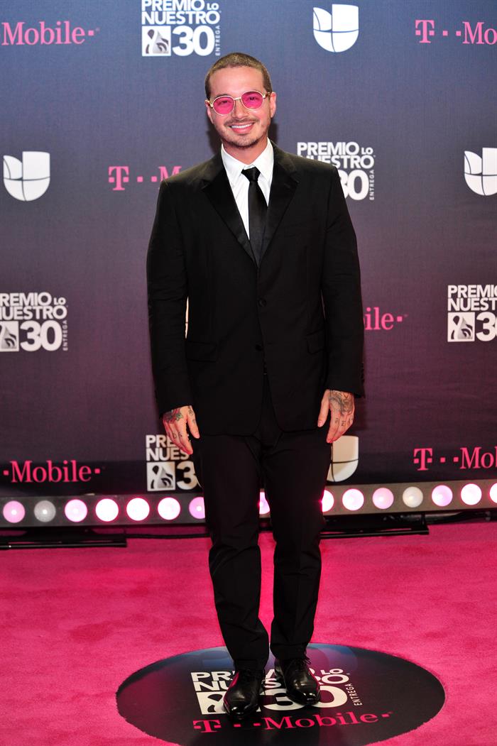 El cantante colombiano J Balvin posa a su llegada a la alfombra de la trigésima edición del Premio Lo Nuestro a la Música Latina