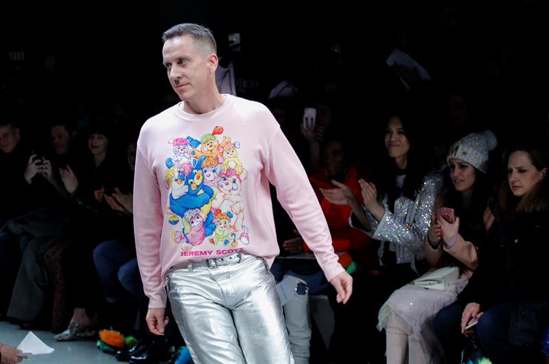 El dise&ntilde;ador Jeremy Scott durante la presentaci&oacute;n de su colecci&oacute;n en el marco de la Semana de la Moda de Nueva.